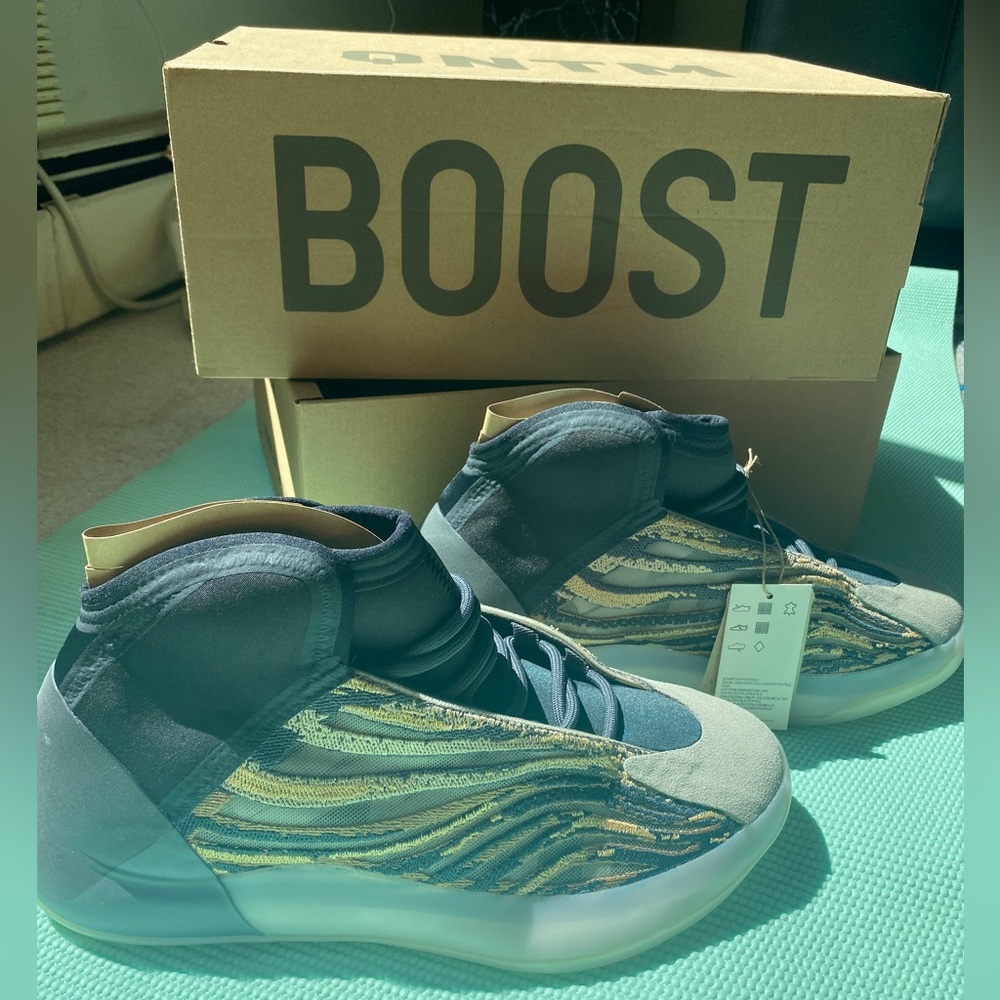 Yeezys QNTM Sneakers